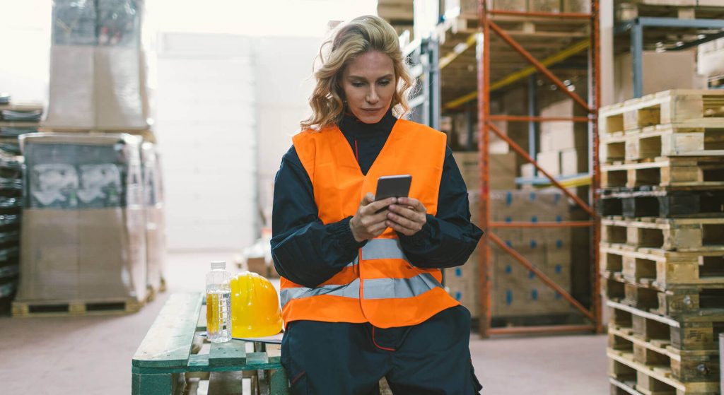 teamapp woman in warehouse checking phone iStock 682509636 1024x559 - 智能软件系统